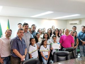 Chico César entrega certificado para o prefeito mirim de Horizonte 1 Foto 1 - Prefeitura de Horizonte