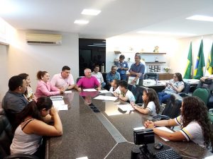 Chico César entrega certificado para o prefeito mirim de Horizonte 2 Foto 2 - Prefeitura de Horizonte