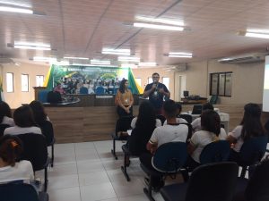 Cerca de 50 representantes de Grêmios Estudantis visitam Câmara Municipal e aprendem a criar um Projeto de Iniciativa Popular 5 IMG 20171110 090152749 - Prefeitura de Horizonte